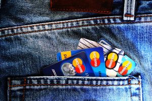 Kreditkarte in Jeanstasche