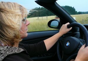 Frau am Lenkrad eines BMW