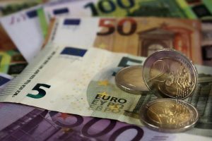 Euroscheine und Münzen als Symbol für Kurzkredit