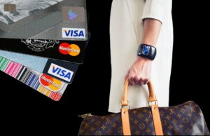 Frau mit Smartwatch und Kreditkarten